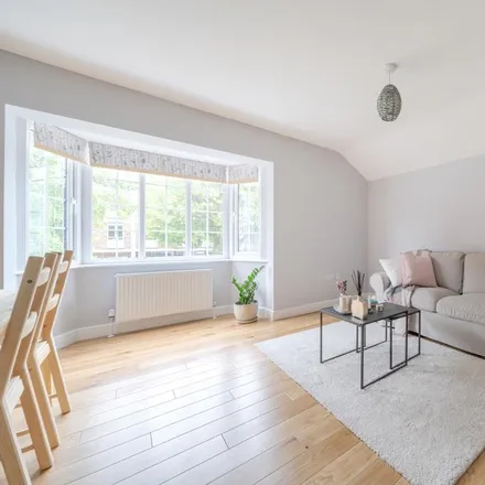 Rent this 2 bed apartment on Farrow & Ball in Banbury Road, Summertown