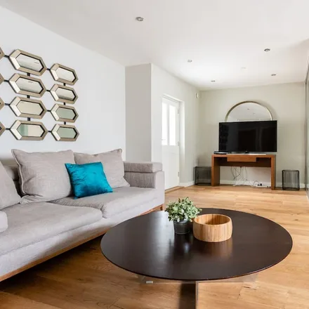 Rent this 5 bed townhouse on London