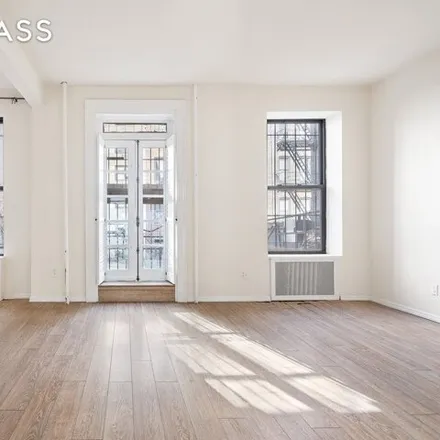 Image 7 - 325 East 14th Street, New York, NY 10003, USA - House for sale