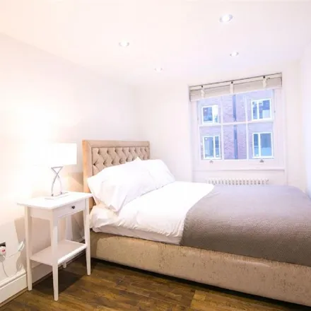 Rent this 5 bed townhouse on Sandwich House in Sandwich Street, London