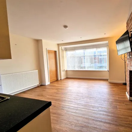 Image 4 - Scissor Lounge, Chanterlands Avenue, Hull, HU5 3SS, United Kingdom - Apartment for rent