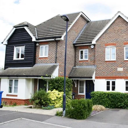 Rent this 3 bed townhouse on Dalby Gardens in Maidenhead, SL6 7GW