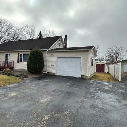 Image 1 - 11 Pineview Drive, Village of Rouses Point, Clinton County, NY 12979, USA - House for sale