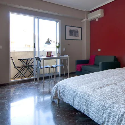 Rent this 4 bed room on Carrer de Fontanars dels Alforins in 17, 46007 Valencia