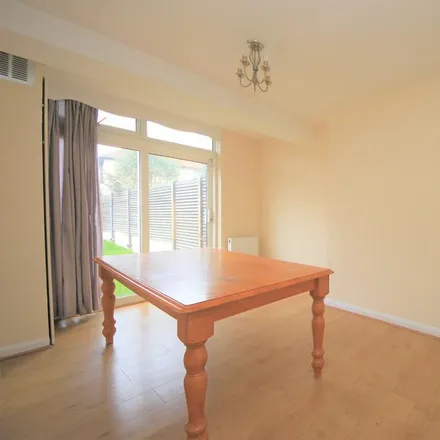 Image 2 - Brent Park Road, London, NW4 3HP, United Kingdom - Townhouse for rent