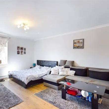 Image 2 - Whitley Close, Stanwell, TW19 7EZ, United Kingdom - Apartment for rent