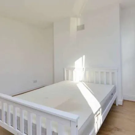 Rent this 4 bed apartment on Royal London Hospital in Whitechapel Road, London
