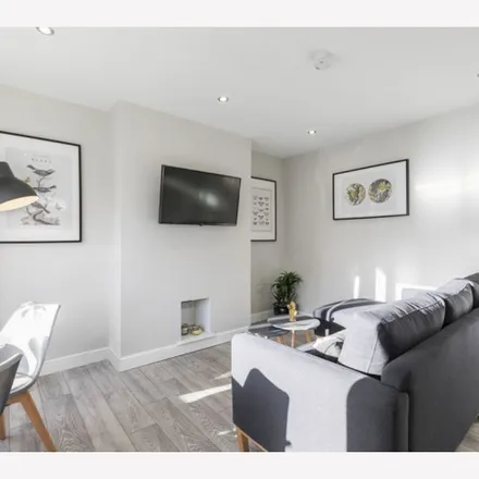 Rent this 6 bed apartment on 42 Newport View in Leeds, LS6 3BX