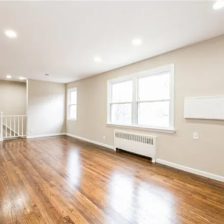 Image 5 - 252-27 72nd Avenue, New York, NY 11426, USA - Apartment for sale