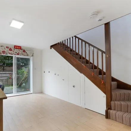 Image 3 - Albert Mews, 2-12 Albert Mews, Ratcliffe, London, E14 8EH, United Kingdom - Townhouse for rent
