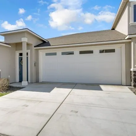 Buy this 3 bed house on Holly Way in West Richland, WA 99353