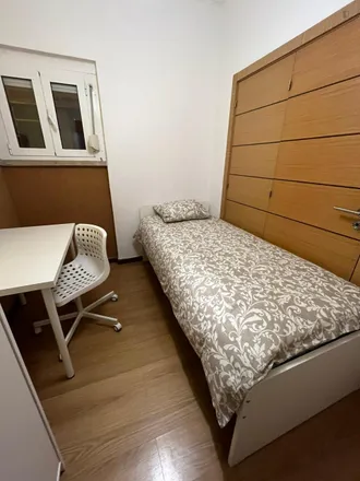 Rent this 4 bed room on Beira Mar Atlético Clube de Almada in Rua João Luis Cruz, 2800-712 Almada