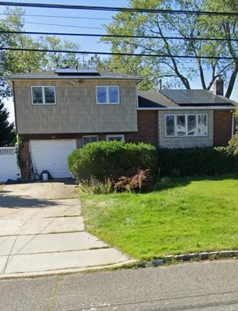 Rent this 4 bed house on 38 W 17th St in Deer Park, New York