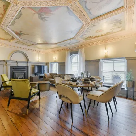 Rent this 4 bed apartment on Caffè Nero in 36A St. Martin's Lane, London