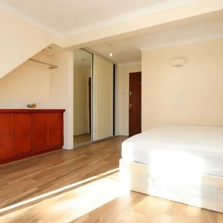 Rent this studio house on 29 Wynan Road in Millwall, London