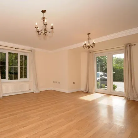 Rent this 2 bed apartment on London Road in Sunningdale, SL5 0ER