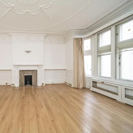 Rent this 4 bed apartment on Old Court House in 24 Old Court Place, London
