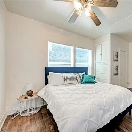 Image 6 - 915 West 21st Street, Austin, TX 78705, USA - Condo for sale
