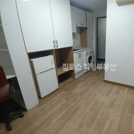 Rent this studio apartment on 서울특별시 동작구 신대방동 695