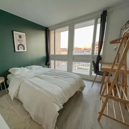 Rent this 5 bed room on Bâtiment 2 in Rue du Pressoir, 75020 Paris