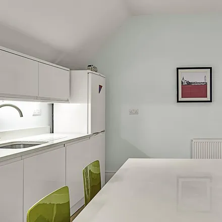 Image 8 - John D Wood & Co, 47 Balham Hill, London, SW12 9DR, United Kingdom - Apartment for rent
