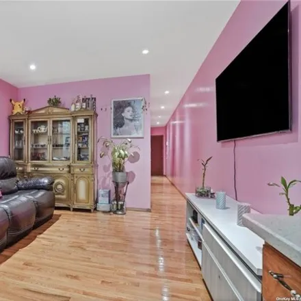 Image 7 - 1811 Centre Street, New York, NY 11385, USA - House for sale