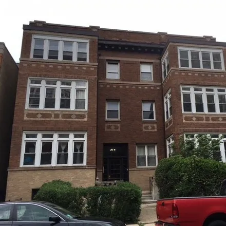 Rent this 4 bed house on 722 W Bittersweet Pl Apt 2w in Chicago, Illinois