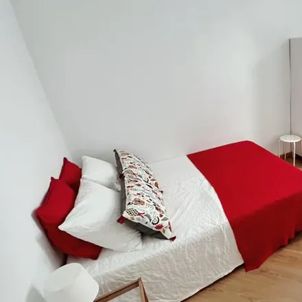 Rent this 6 bed room on Carrer de Trafalgar in 3, 08010 Barcelona