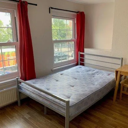 Rent this studio apartment on Goldren Curry in New Parade, London