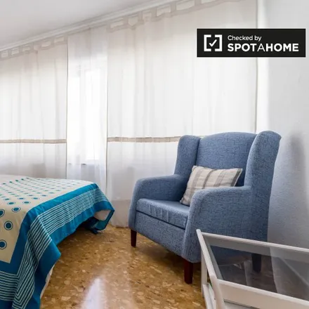 Rent this studio apartment on Planta Baja in Carrer de Roger de Llòria, 19