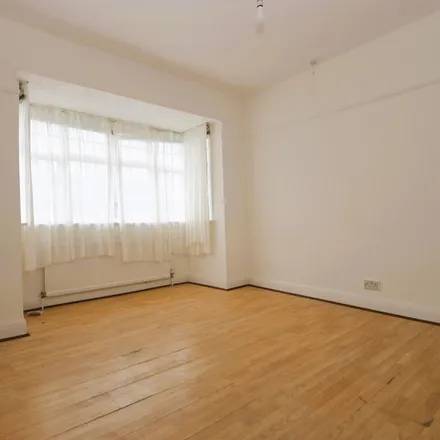 Rent this 6 bed apartment on Braeside Road in Streatham Vale, London