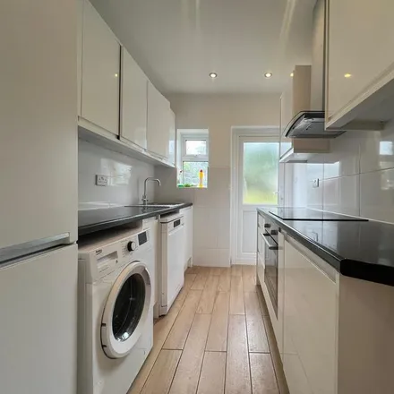 Image 2 - 188 Winns Avenue, Higham Hill, London, E17 5HA, United Kingdom - Townhouse for rent