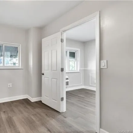 Image 7 - 405 Turneur Avenue, New York, NY 10473, USA - House for sale