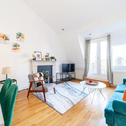 Rent this 3 bed apartment on Earl's Path in Loughton, IG10 4AA