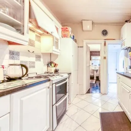 Image 4 - Grafton Road, London, CR0 3RP, United Kingdom - House for sale