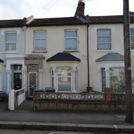 Rent this 4 bed duplex on Glenwood Road in London, N15 3JS