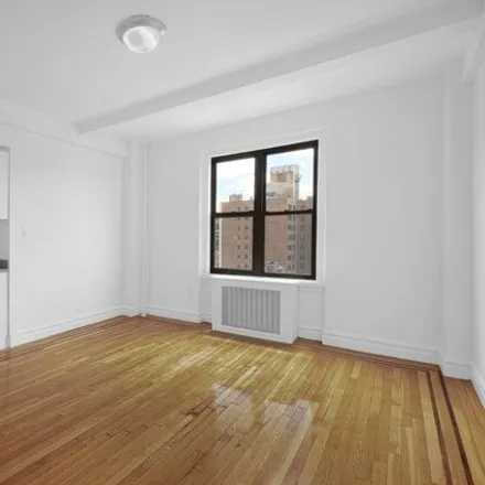 Rent this studio house on 208 W 23rd St Apt 1015 in New York, 10011