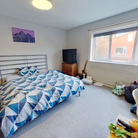 Rent this 5 bed townhouse on Richmond Mount in Leeds, LS6 1DF