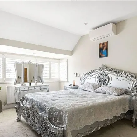 Rent this 5 bed duplex on 22 Rothesay Avenue in London, TW10 5EA