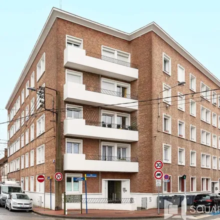 Rent this 3 bed apartment on Hôtel de Ville de Villeneuve d'Ascq in Place Salvador Allende, 59650 Villeneuve-d'Ascq