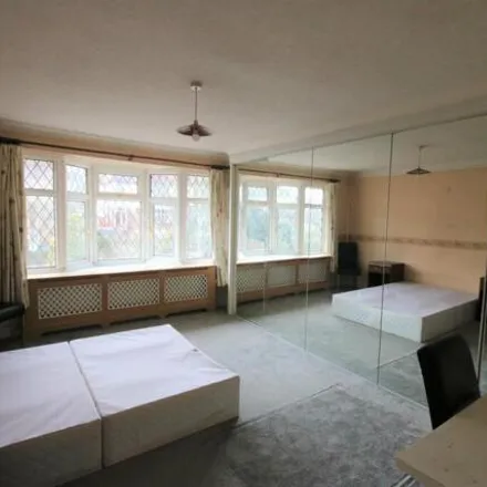 Image 7 - 9 Southway, London, N20 8EB, United Kingdom - House for rent
