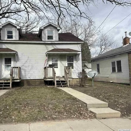 Buy this studio house on 172 15th Street Northeast in Mason City, IA 50401