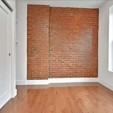 Rent this 3 bed apartment on 300 East 61st Street in New York, NY 10065