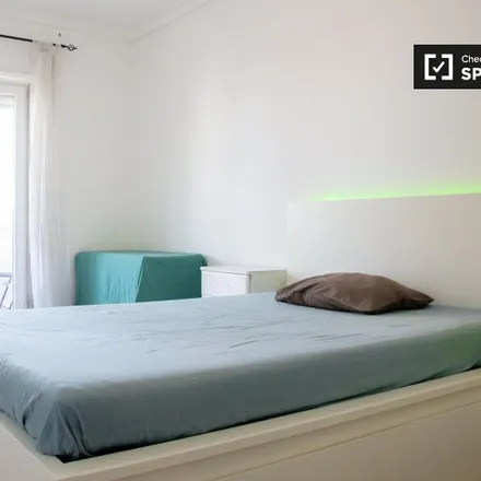 Rent this 3 bed room on Parque da Quinta das Confeiteiras in Vila Miguéis, 1700-091 Lisbon