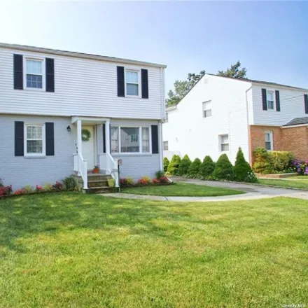 Buy this 3 bed house on 493 Helen Road in Village of Mineola, North Hempstead