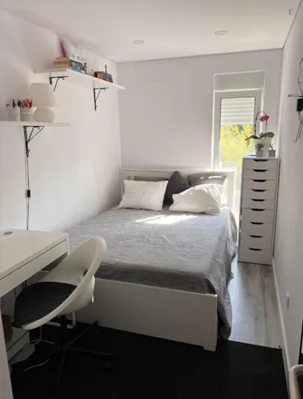 Rent this 3 bed room on Escola Básica 2-3 Damião de Góis in Rua Cassiano Branco, 1900-645 Lisbon
