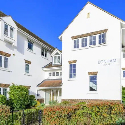 Rent this 2 bed apartment on Kingfield Gardens in Old Woking, GU22 9DX