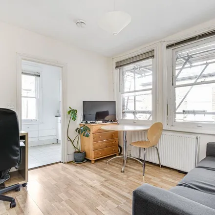 Rent this 3 bed apartment on Bikehangar 009 in Hackford Road, Stockwell Park