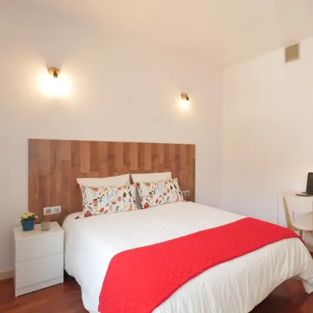 Rent this 6 bed room on Elio Costanzo in Carrer de Teodora Lamadrid, 52