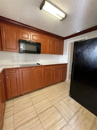 Image 2 - 661 North University Drive, Pembroke Pines, FL 33024, USA - Condo for sale